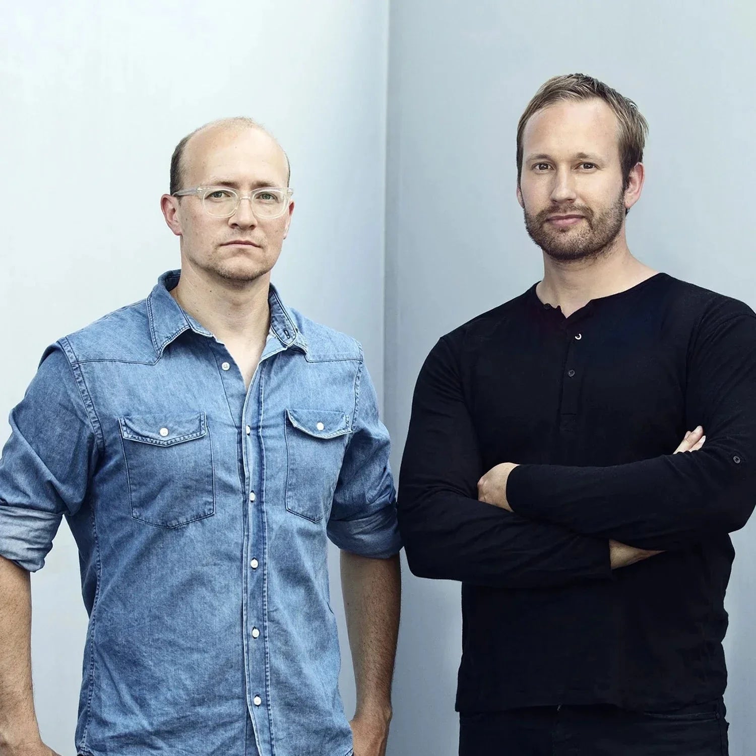 Twee staande mannen.