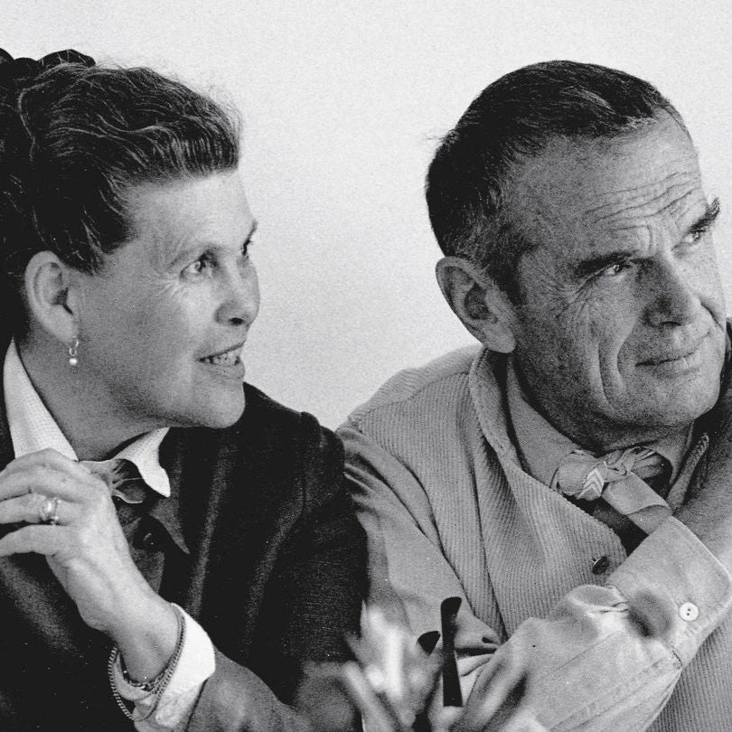 Zwart-wit portret van Charles en Ray Eames.