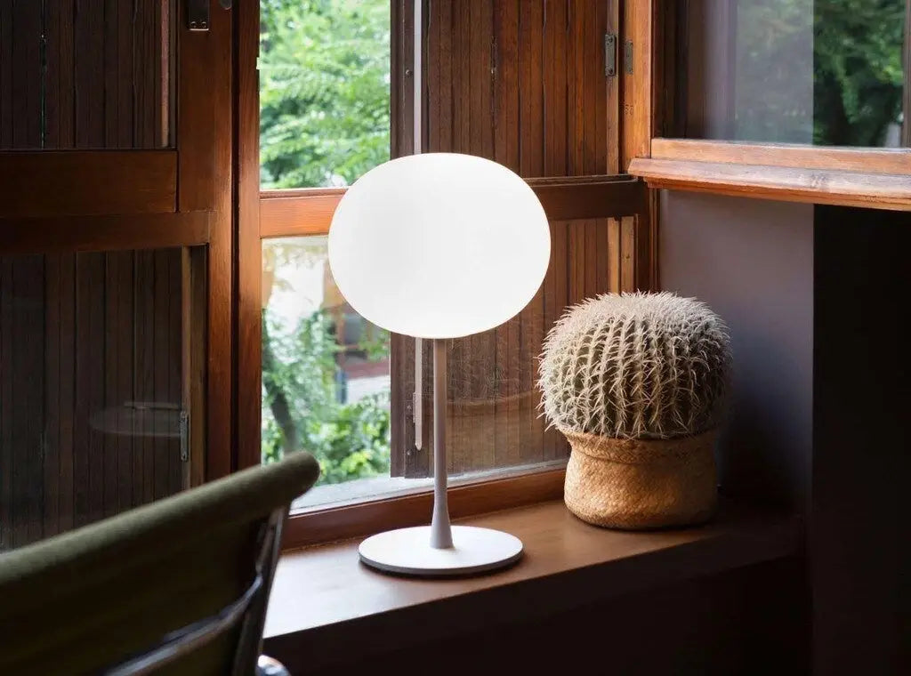 Ronde witte lamp.