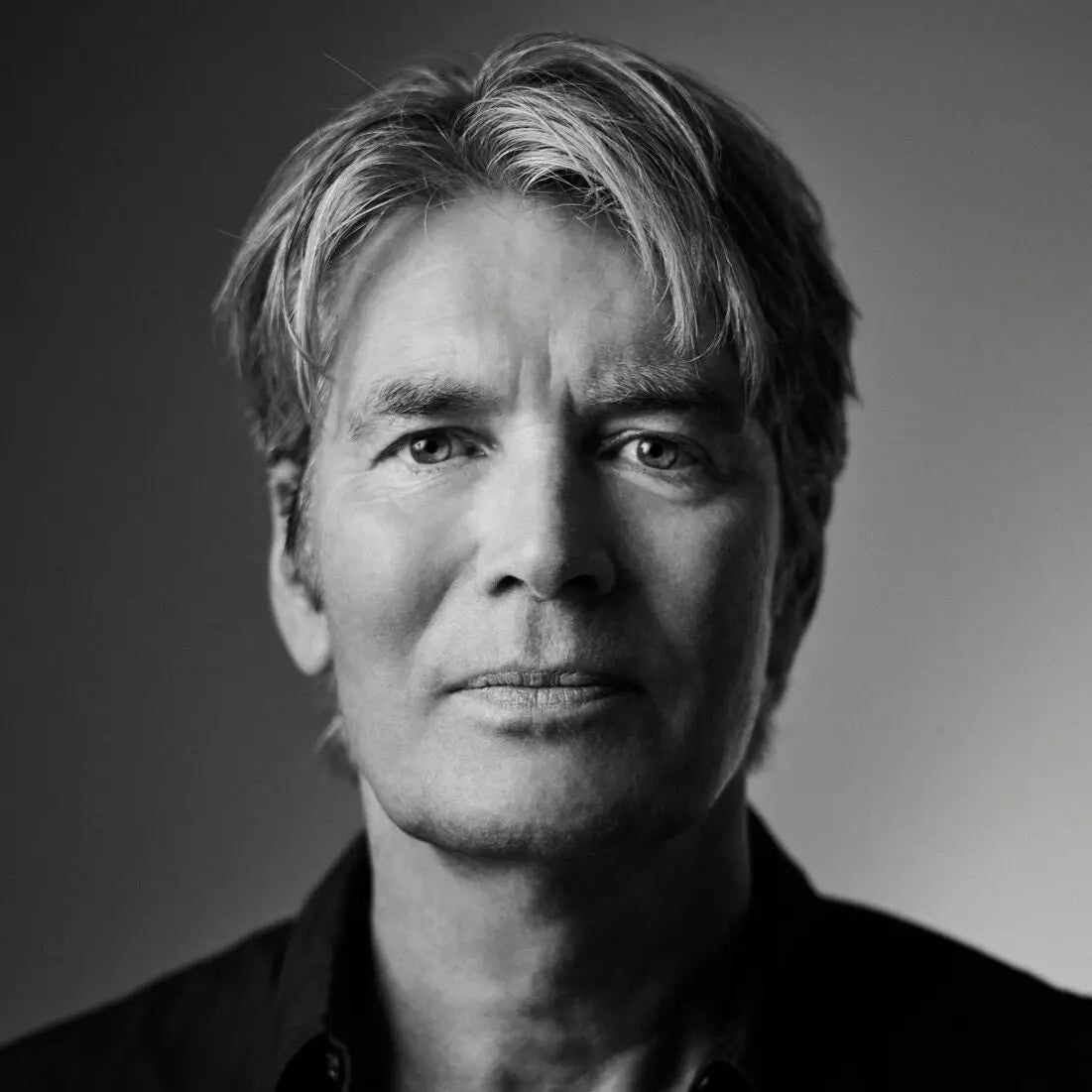 Zwart-wit portret van een man.