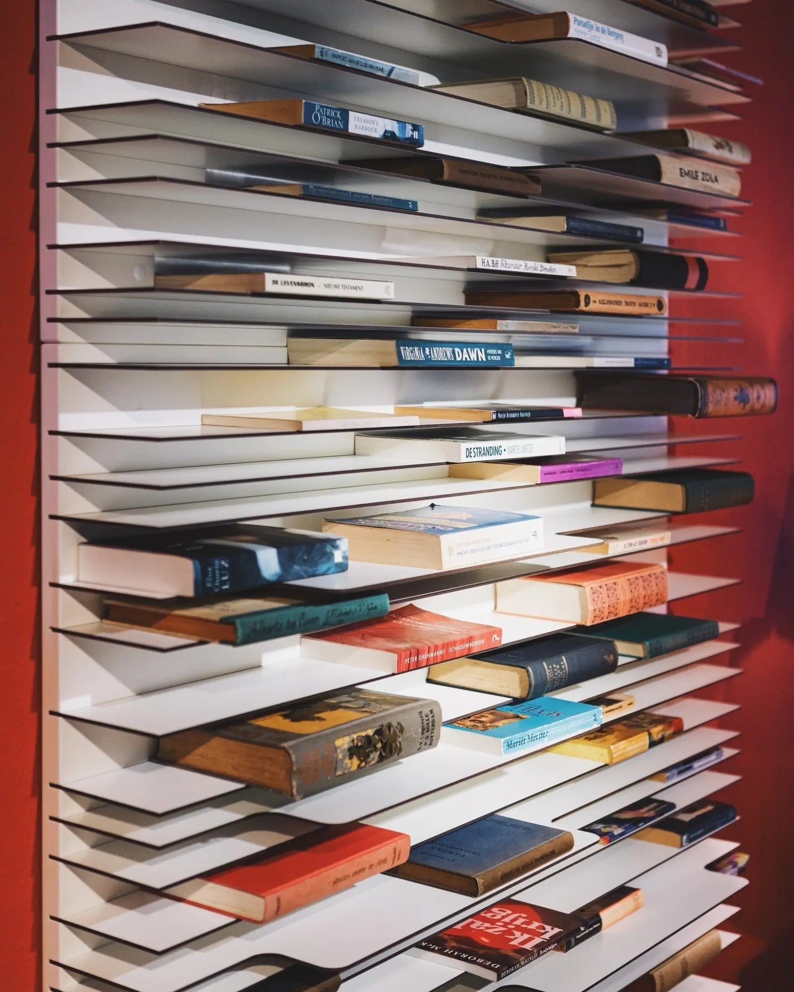 Boeken op gelaagde rekken.