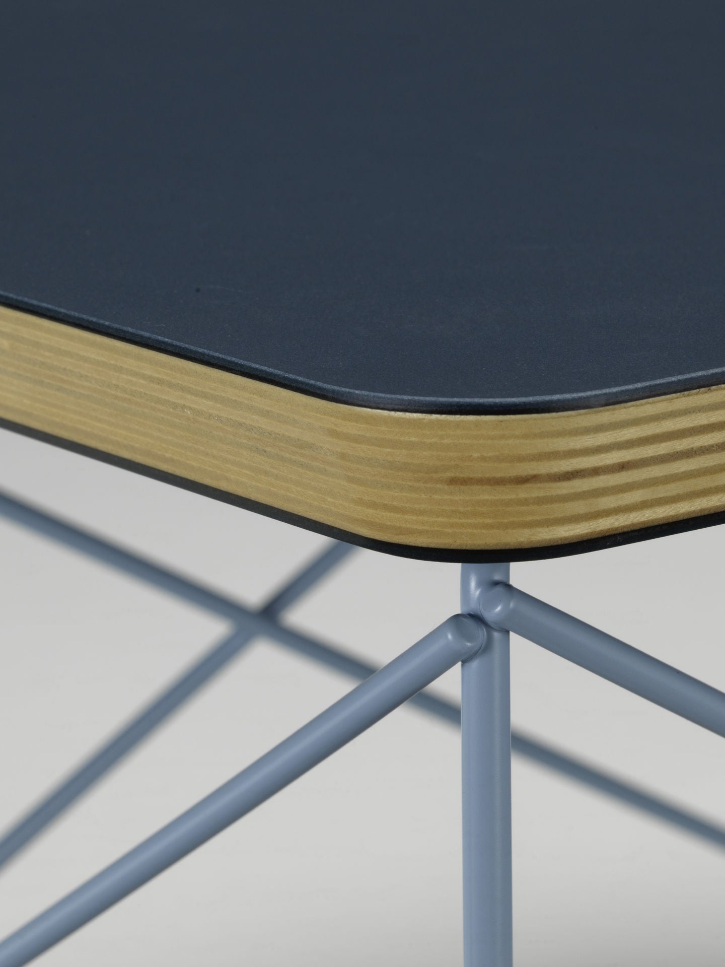 Eames Occasional Table LTR linoleum smoke blue - onderstel sky blue