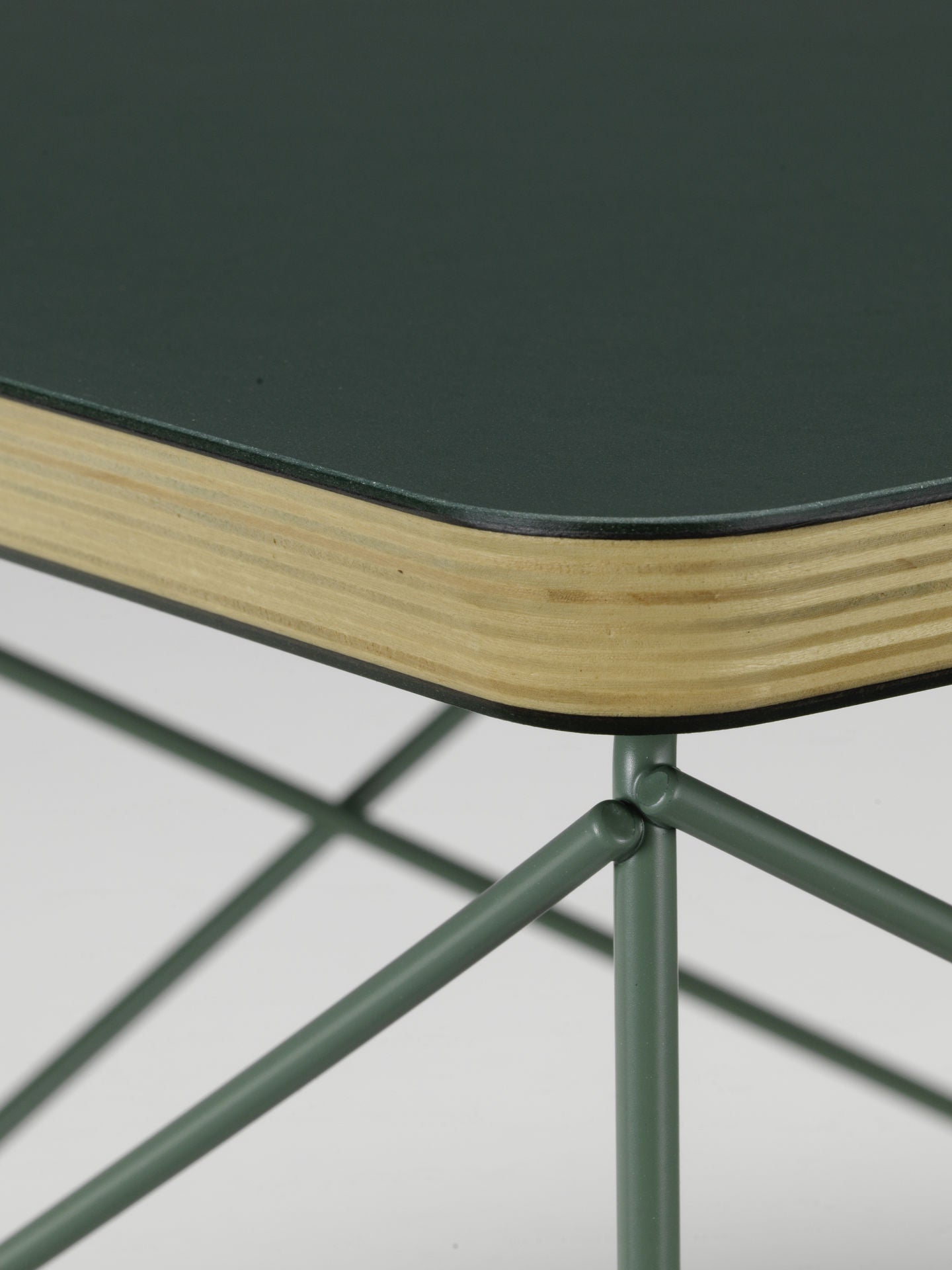 Eames Occasional Table LTR linoleum Jade - onderstel Sea Foam Green