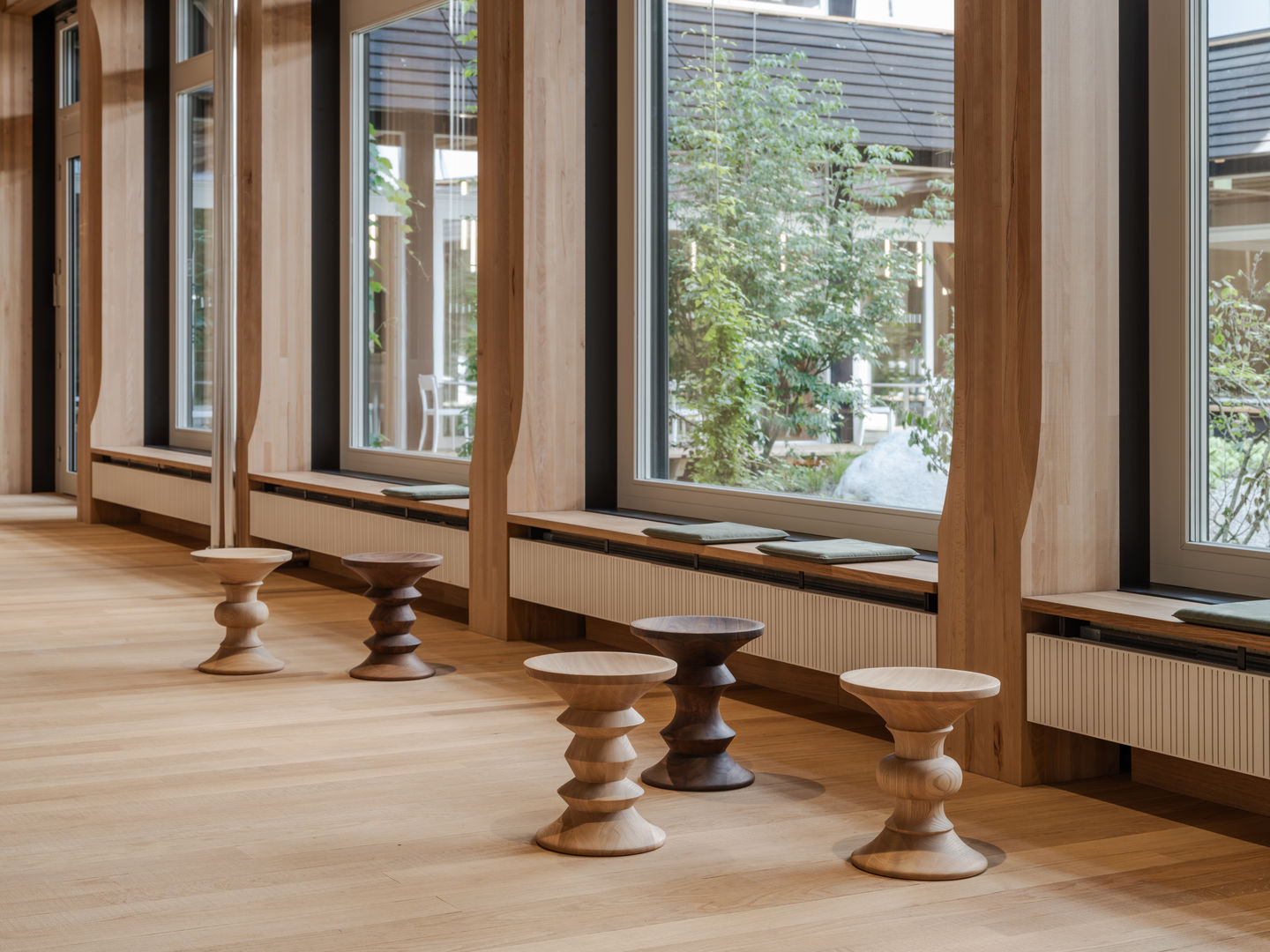 Eames kruk Stool B - kastanje