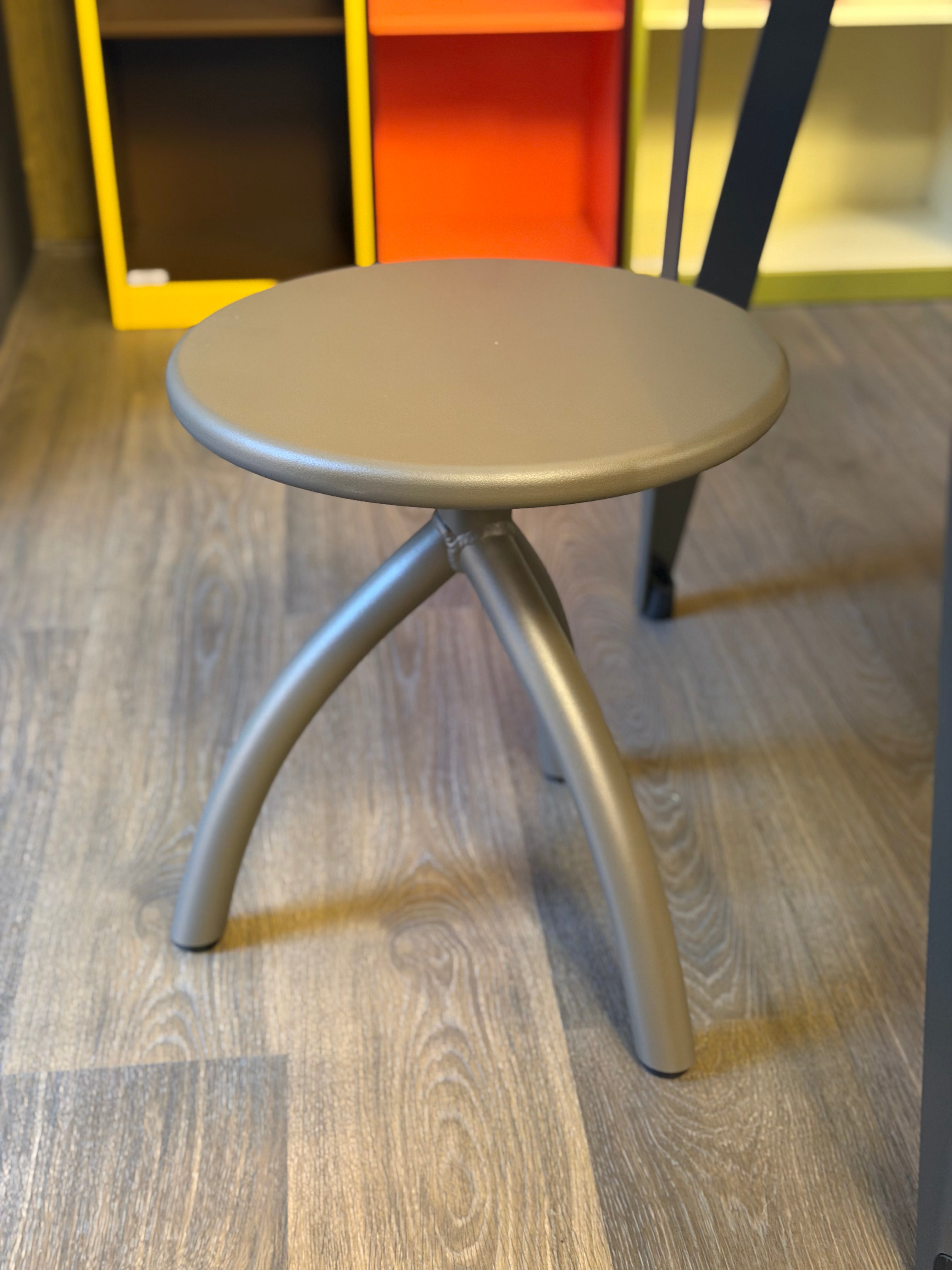 kruk Stool - Umbra grey