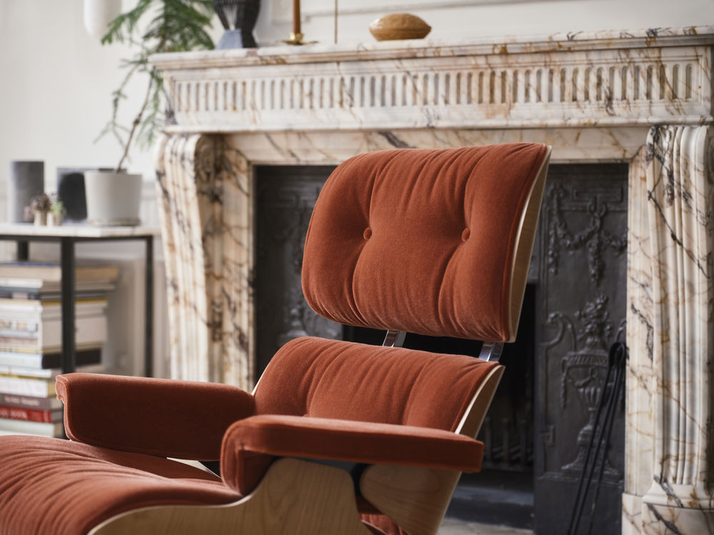 Eames Lounge Chair & Ottoman - naturel kastanjehout / calma