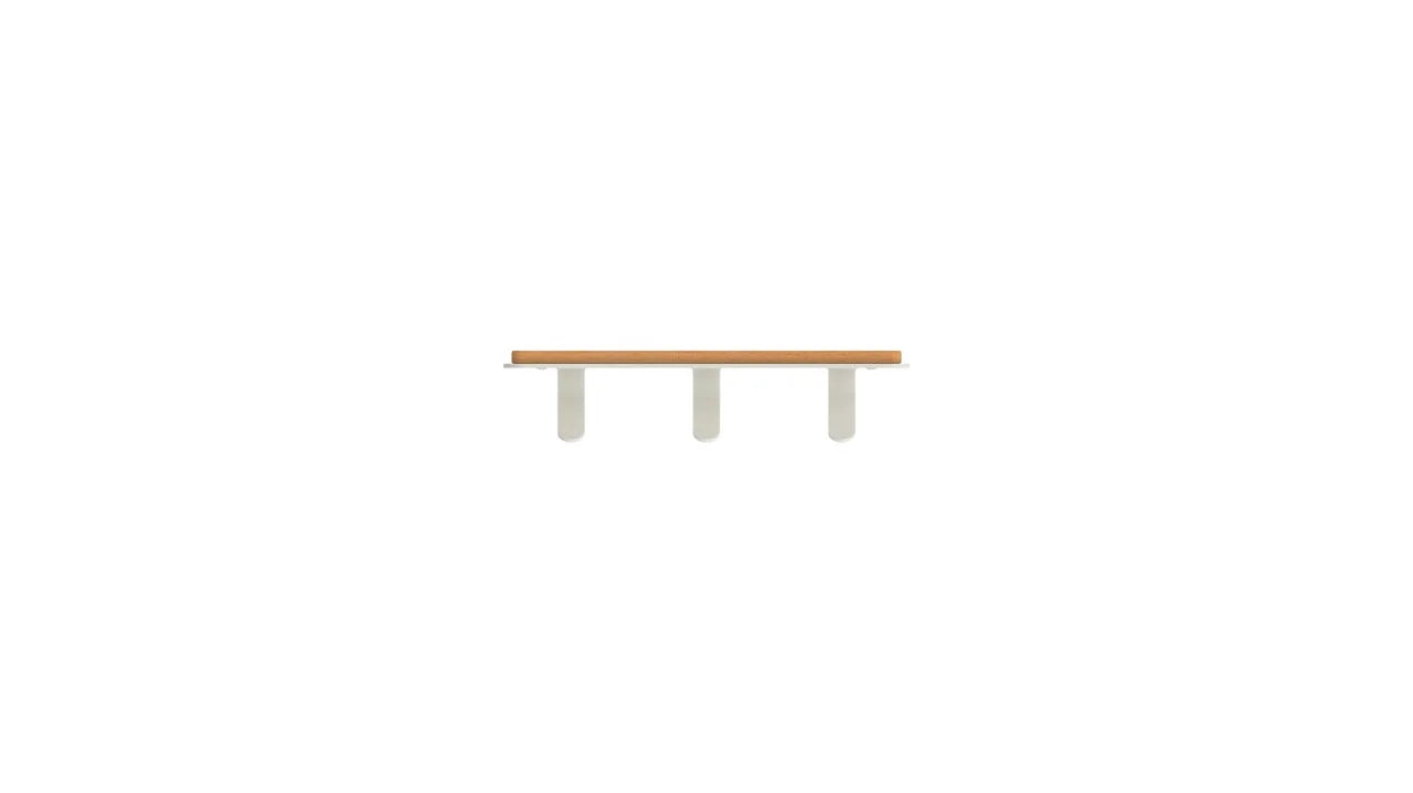 Houten plank met witte steunen en kapstok hooks voor stijlvolle opslag