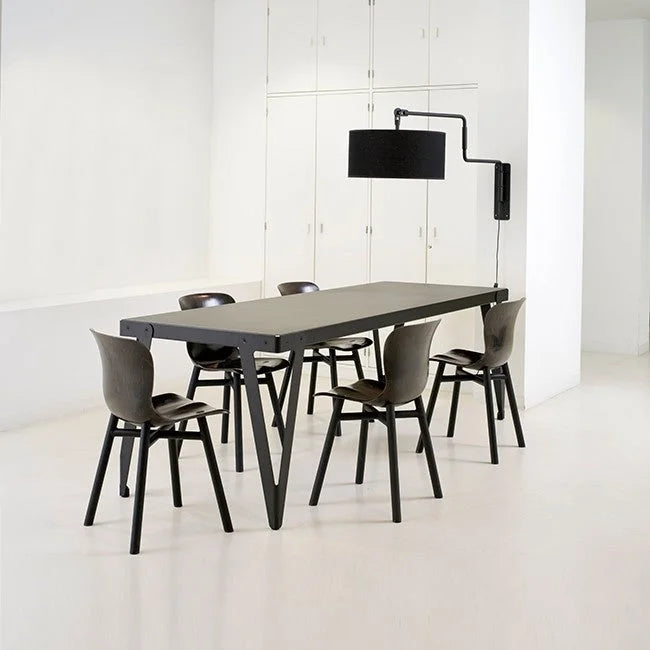 Zwart eettafel Lloyd met wandlamp, een slim staaltje Dutch design
