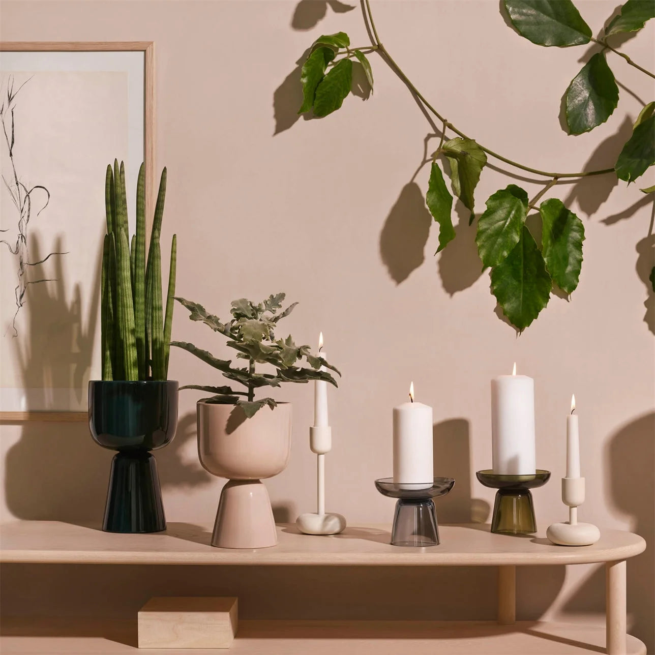 Indoor planten en kaarsen in Nappula kaarsenstandaard met opgezwollen poten vormde