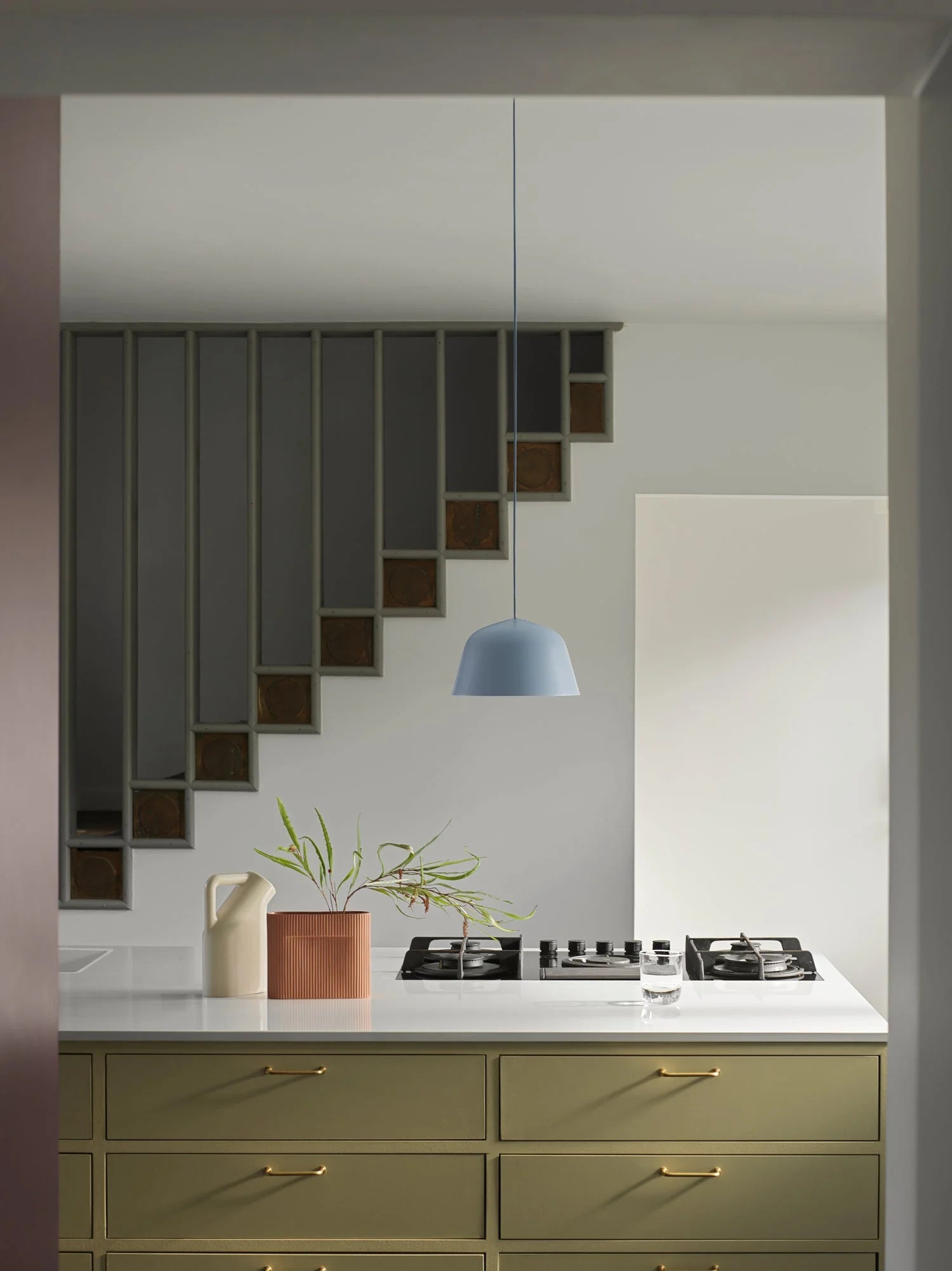 Blauwe hanglamp Ambit Ø 40 cm van Muuto, perfect voor Scandinavisch design
