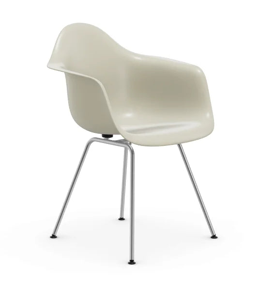 vitra Eames Fiberglass Armchair DAX - verchroomd onderstel - parchment