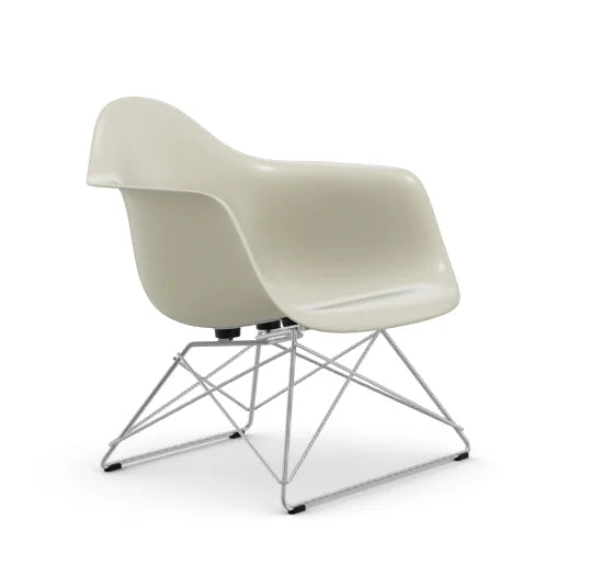 vitra Eames Fiberglass Armchair LAR - verchroomd onderstel - parchment