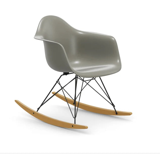 vitra Eames Fiberglass Armchair RAR - zwart onderstel - raw umber - licht