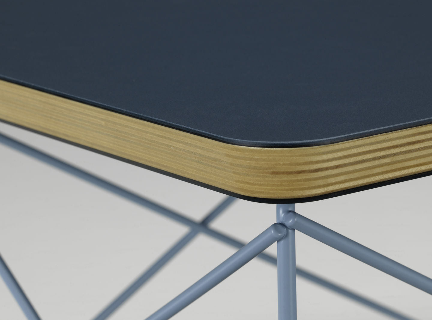 Eames Occasional Table LTR linoleum smoke blue - onderstel sky blue