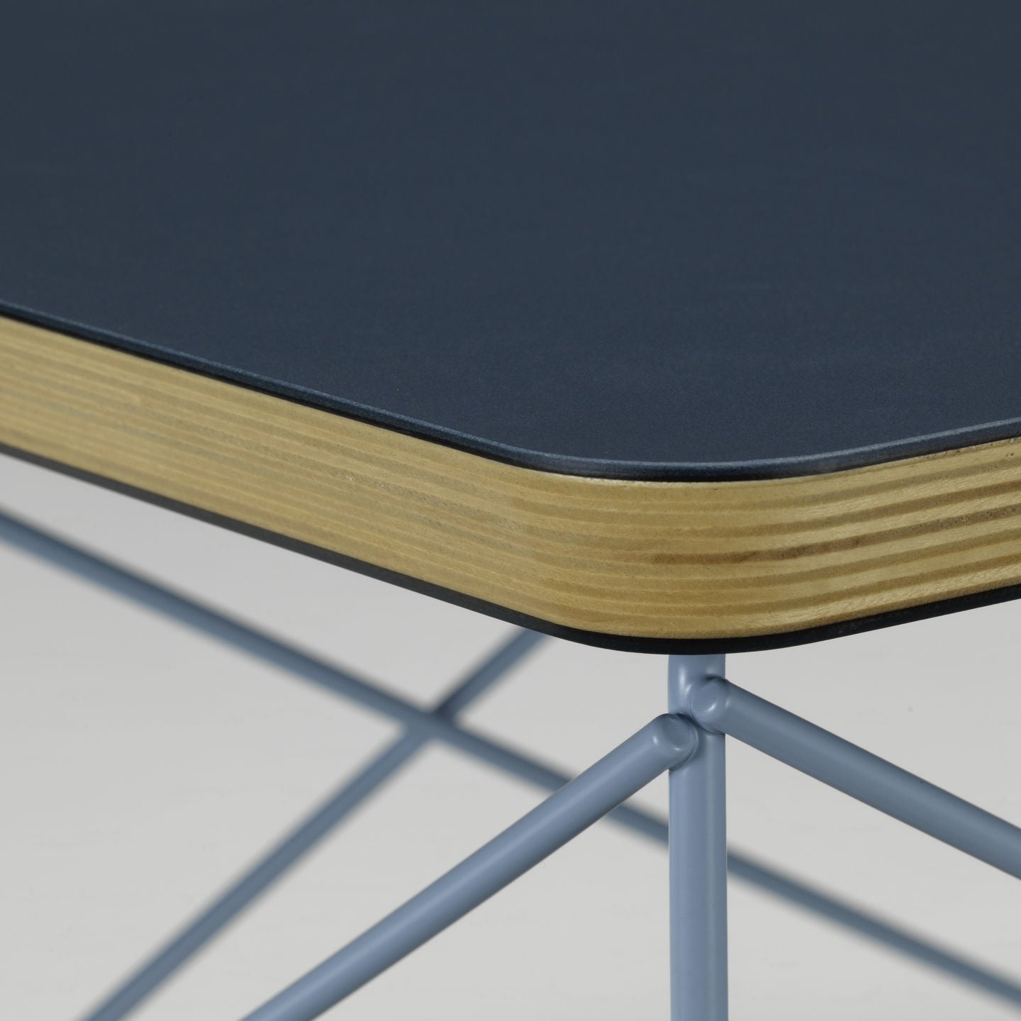 Eames Occasional Table LTR linoleum smoke blue - onderstel sky blue