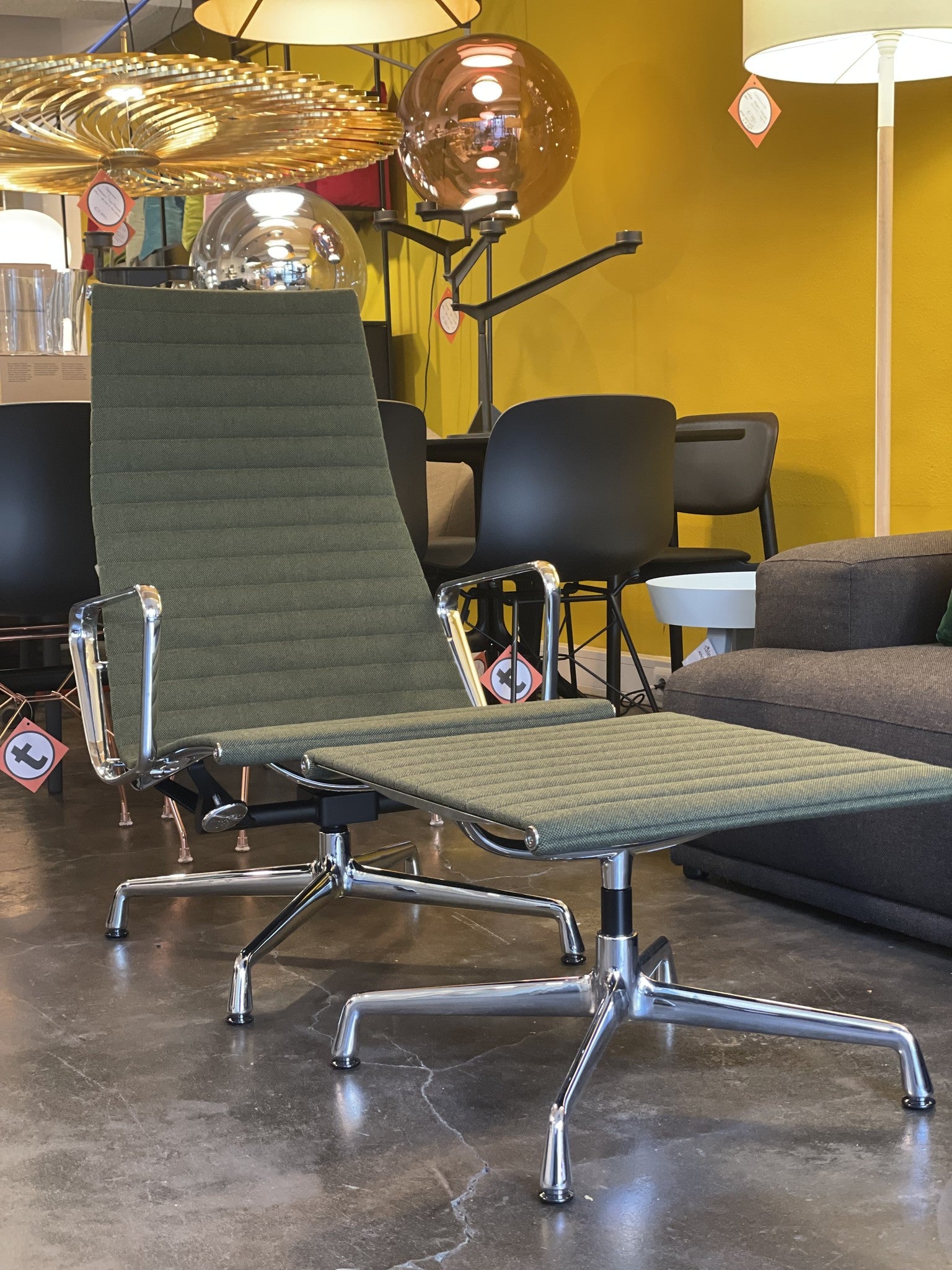 Eames Aluminium Chair EA 125 - Hopsak