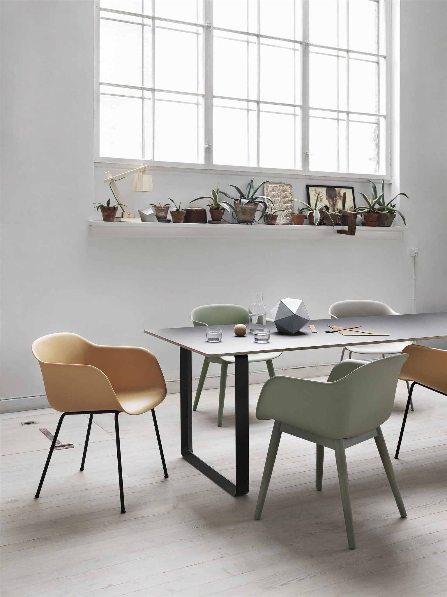 Muuto tafel 70/70 - 90 x 225 cm.