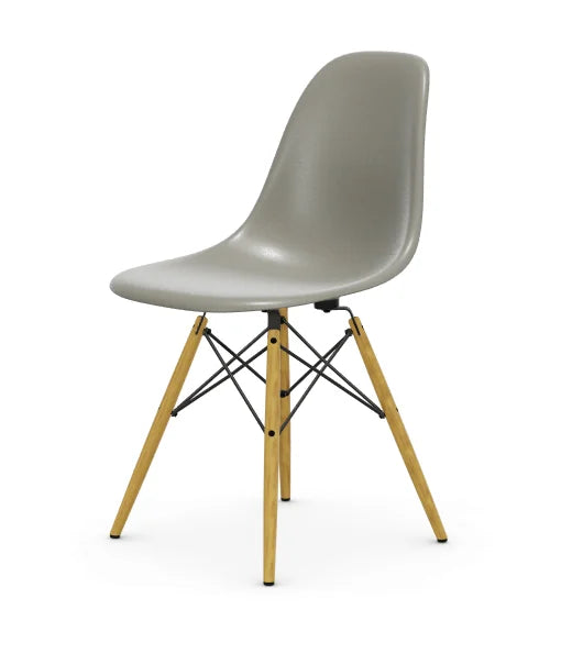 vitra Eames Fiberglass Side chair DSW - esdoorn licht onderstel - raw umber